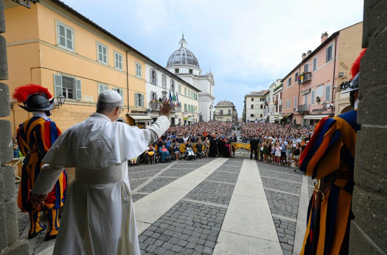 Papa saúda os peregrinos em Castel Gandolfo   (@Vatican Media)